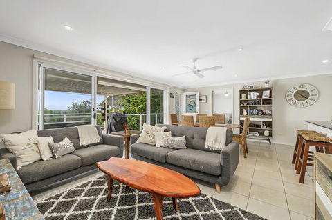 Barefoot Top Floor, 32 Skyline Crescent, Crescent Head - Redcliffe Tourism 2