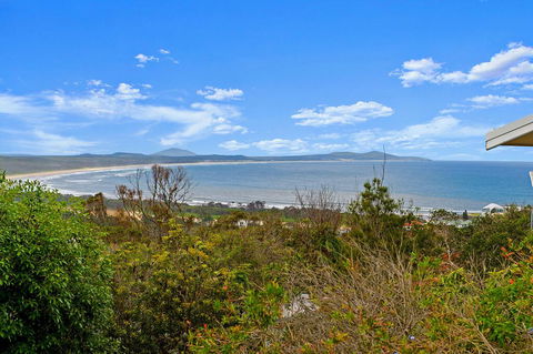 Barefoot Top Floor, 32 Skyline Crescent, Crescent Head - Redcliffe Tourism 1
