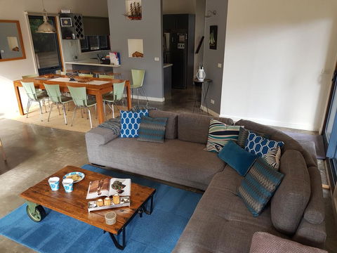 Bay Breeze Holiday Home - Redcliffe Tourism 0