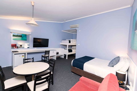 Bay Hotel Motel - Redcliffe Tourism 1