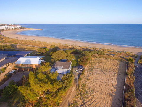 Beach Cottage In The Heart Of Mandurah - Redcliffe Tourism 1