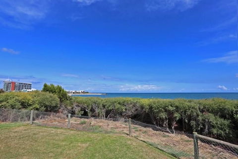 Beach Cottage In The Heart Of Mandurah - Redcliffe Tourism 3