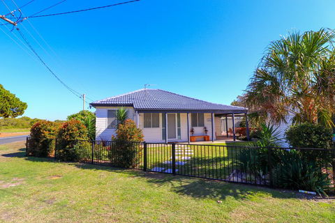 Beach Side Cottage At Blacksmiths - Redcliffe Tourism 0
