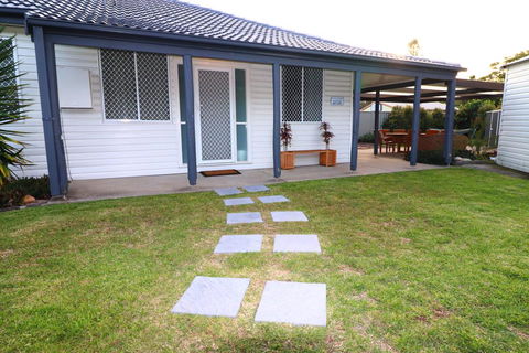 Beach Side Cottage At Blacksmiths - Redcliffe Tourism 1