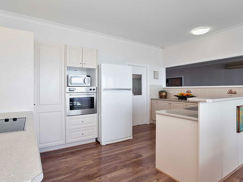 Beached Inn' 93 Foreshore Drive - Spacious Beach Front House - Redcliffe Tourism 2