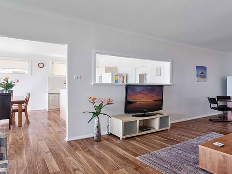 Beached Inn' 93 Foreshore Drive - Spacious Beach Front House - Redcliffe Tourism 3