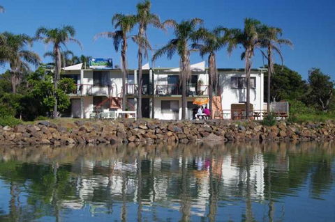 Beachfront 1, 25 Willow Street - Redcliffe Tourism 0