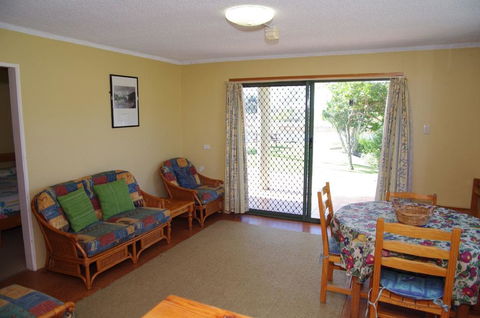 Beachfront 1, 25 Willow Street - Redcliffe Tourism 2