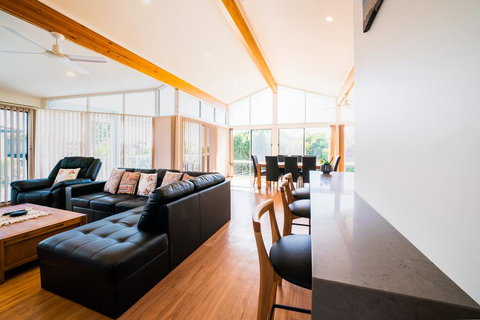 Beachfront Escape - Redcliffe Tourism 2