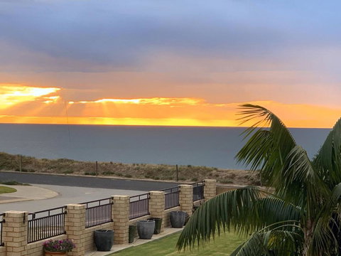 Relaxing Getaway Beachfront Access Multi Family Pets Mandurah - Redcliffe Tourism 1