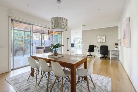 Ringtail Retreat - Contemporary Family Comforts - Redcliffe Tourism 1