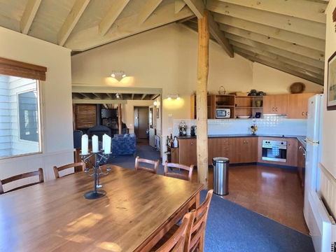 Red Robin - Redcliffe Tourism 3