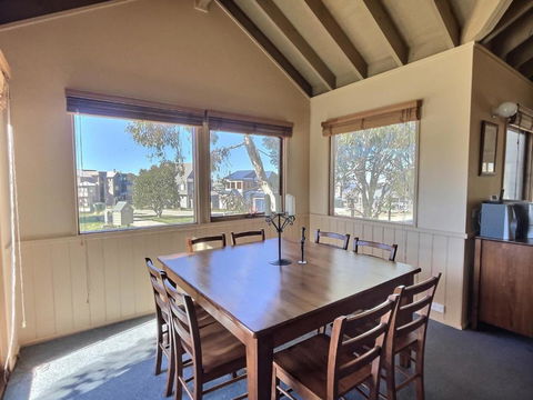 Red Robin - Redcliffe Tourism 2