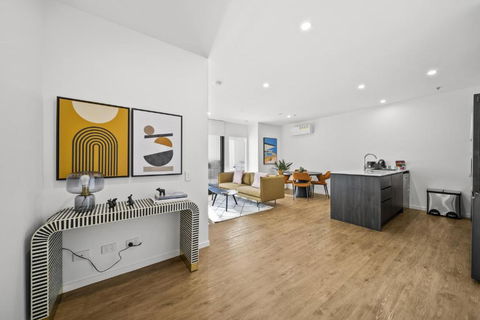 Refined 2-Bed With Luxurious Building Amenities - Redcliffe Tourism 1