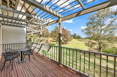 Refreshing Valley Escape - Redcliffe Tourism 0