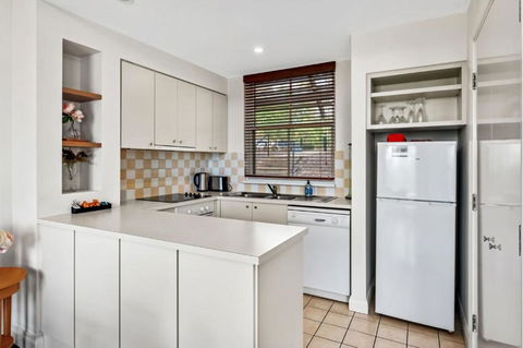 Refreshing Valley Escape - Redcliffe Tourism 3
