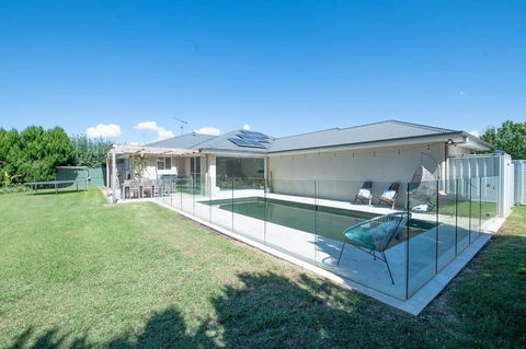 Regand Retreat - Luxurious Family Home, Pool - Redcliffe Tourism 2