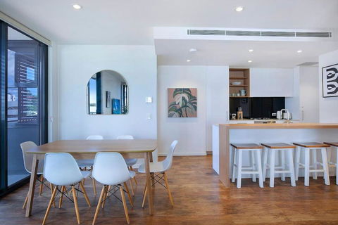 Regatta Hideaway - A Breezy Balcony Residence - Redcliffe Tourism 2