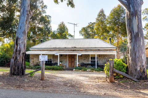 Reillys Wines Heritage Cottages - Redcliffe Tourism 1