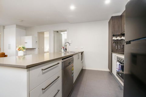 Relaxing 2BR Stay Near South Point Tuggeranong - Redcliffe Tourism 2