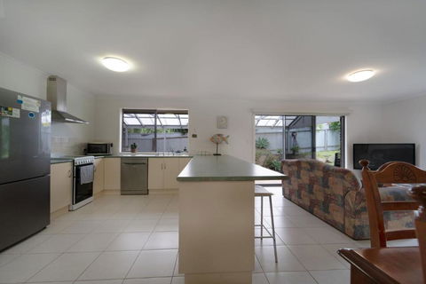 Relaxing Holiday Home Pets Are Welcome - Redcliffe Tourism 2