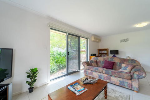 Relaxing Holiday Home Pets Are Welcome - Redcliffe Tourism 3