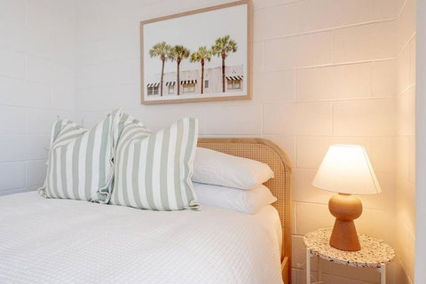 Renovated Apartment With Ocean Views - Redcliffe Tourism 3