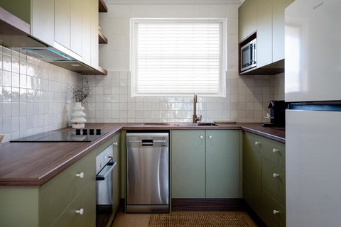 Renovated Apartment With Ocean Views - Redcliffe Tourism 2