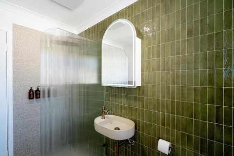 Renovated Apartment With Ocean Views - Redcliffe Tourism 1