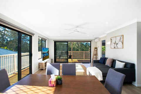 Renovated Coastal Getaway With Water Views - Redcliffe Tourism 2