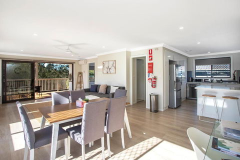 Renovated Coastal Getaway With Water Views - Redcliffe Tourism 3