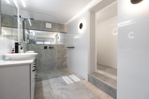 Renovated Townhouse Close To The CBD And Schools - Redcliffe Tourism 3