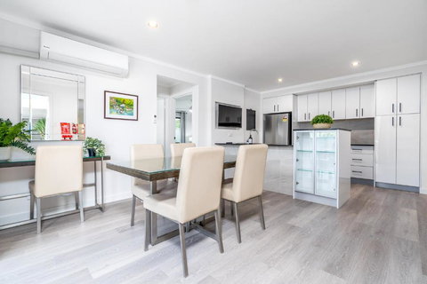 Renovated Townhouse Close To The CBD And Schools - Redcliffe Tourism 2