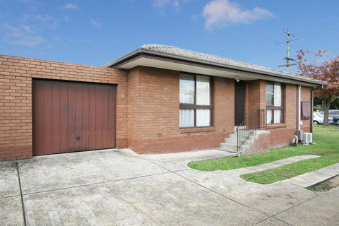 Rent Melbourne - Redcliffe Tourism 1
