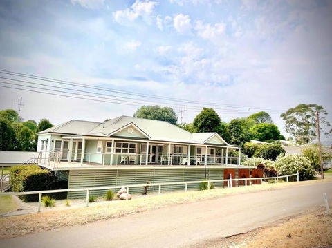 River Front On Hennessy - Redcliffe Tourism 0