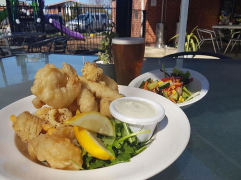 Riverina Hotel - Redcliffe Tourism 1