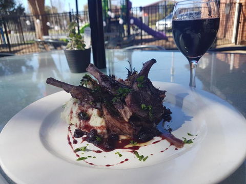 Riverina Hotel - Redcliffe Tourism 3