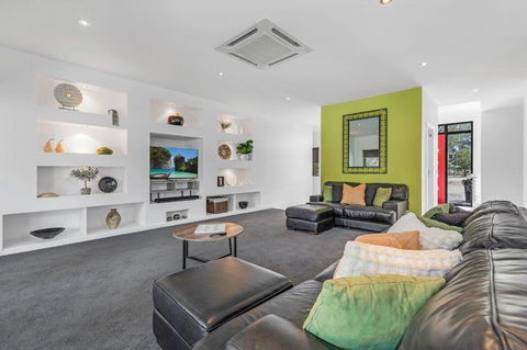 Riverlyne - Riverfront Holiday Home - Redcliffe Tourism 2