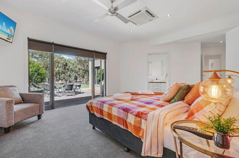 Riverlyne - Riverfront Holiday Home - Redcliffe Tourism 3
