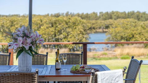 Riverside Retreat, Coolangatta, Near Seven Mile Beach - Redcliffe Tourism 2