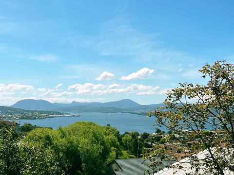Riveting House With Incredible Water-view At SandyBay - Redcliffe Tourism 2