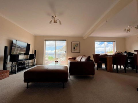 Riveting House With Incredible Water-view At SandyBay - Redcliffe Tourism 3