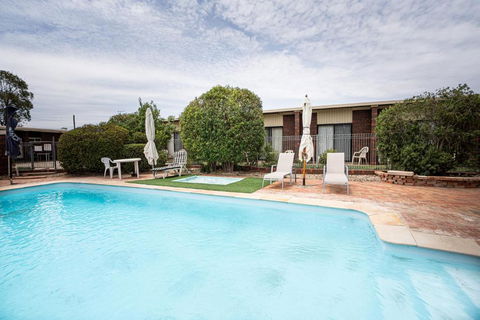 Riviana Motel - Redcliffe Tourism 0