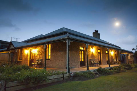 Robe House Heritage Accommodation - Redcliffe Tourism 0
