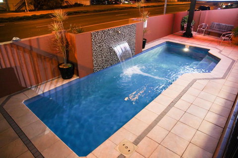 Rocky Resort Motor Inn - Redcliffe Tourism 2