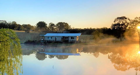 Romantic Lakehouse Set In A Private Vineyard In The Hunter Valley - Redcliffe Tourism 1