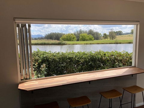 Romantic Lakehouse Set In A Private Vineyard In The Hunter Valley - Redcliffe Tourism 3