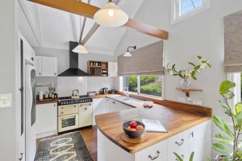 Romantic Lakeview Cottage - Redcliffe Tourism 2