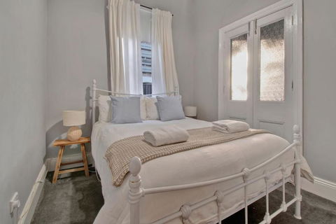 Rose Cottage - Stroll To CBD, Leafy Setting - Redcliffe Tourism 2