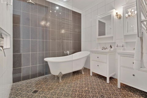 Rose Cottage - Stroll To CBD, Leafy Setting - Redcliffe Tourism 3